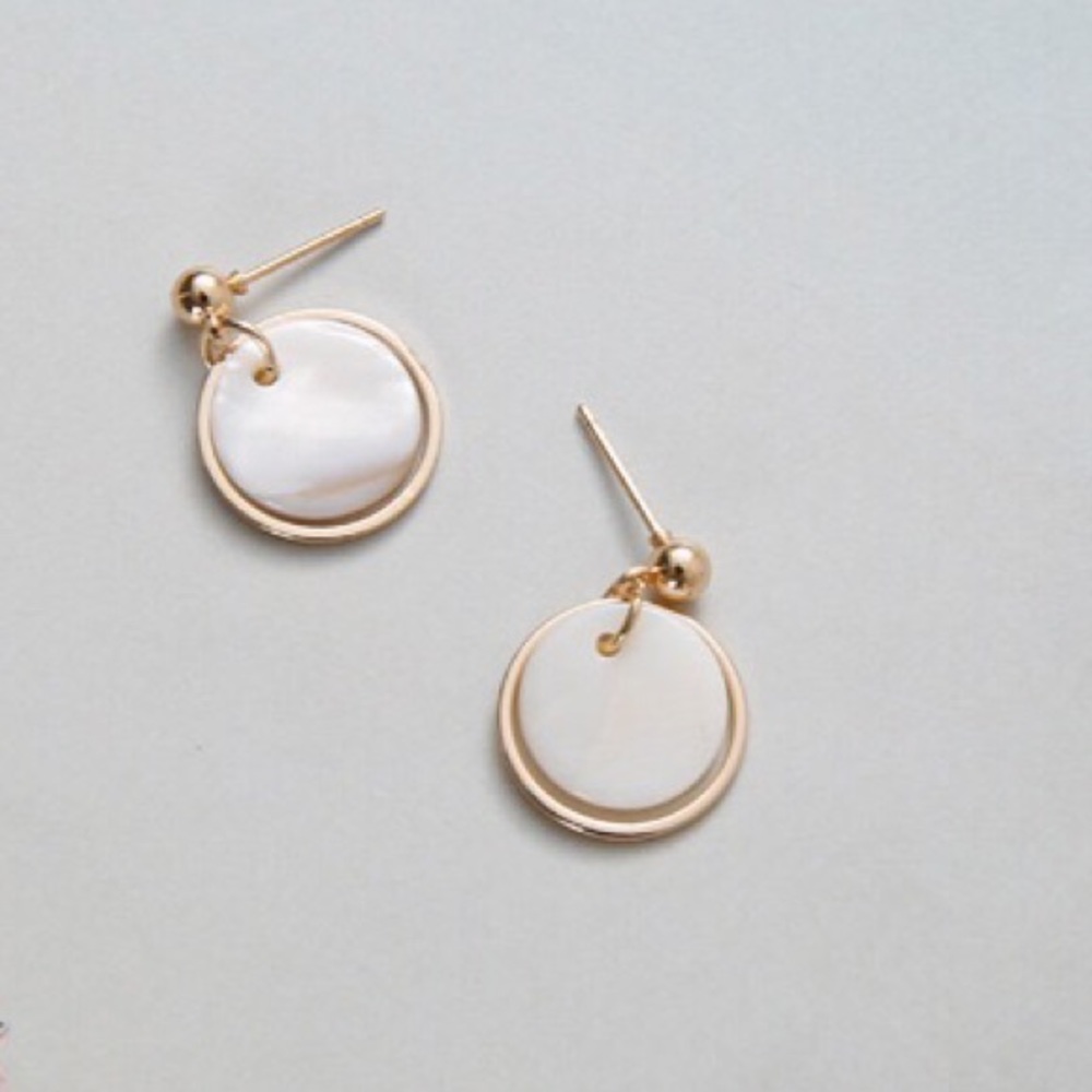 ⭐️Round shell with Golden Circle Earrings